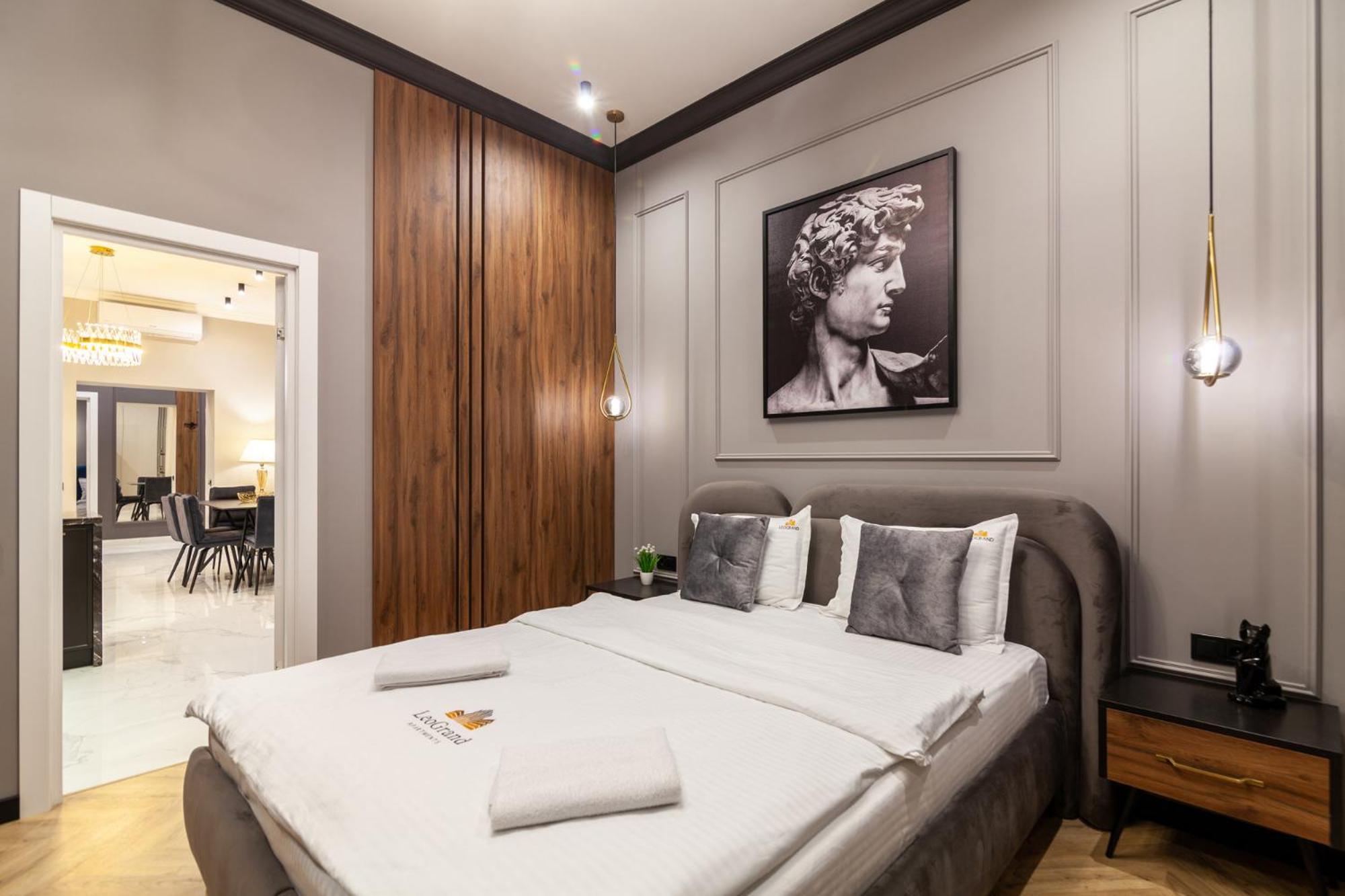Leogrand Vip On Svobody Avenue 43 Lviv Exterior foto