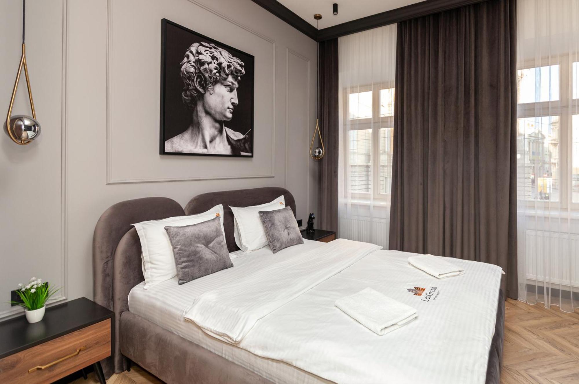 Leogrand Vip On Svobody Avenue 43 Lviv Exterior foto