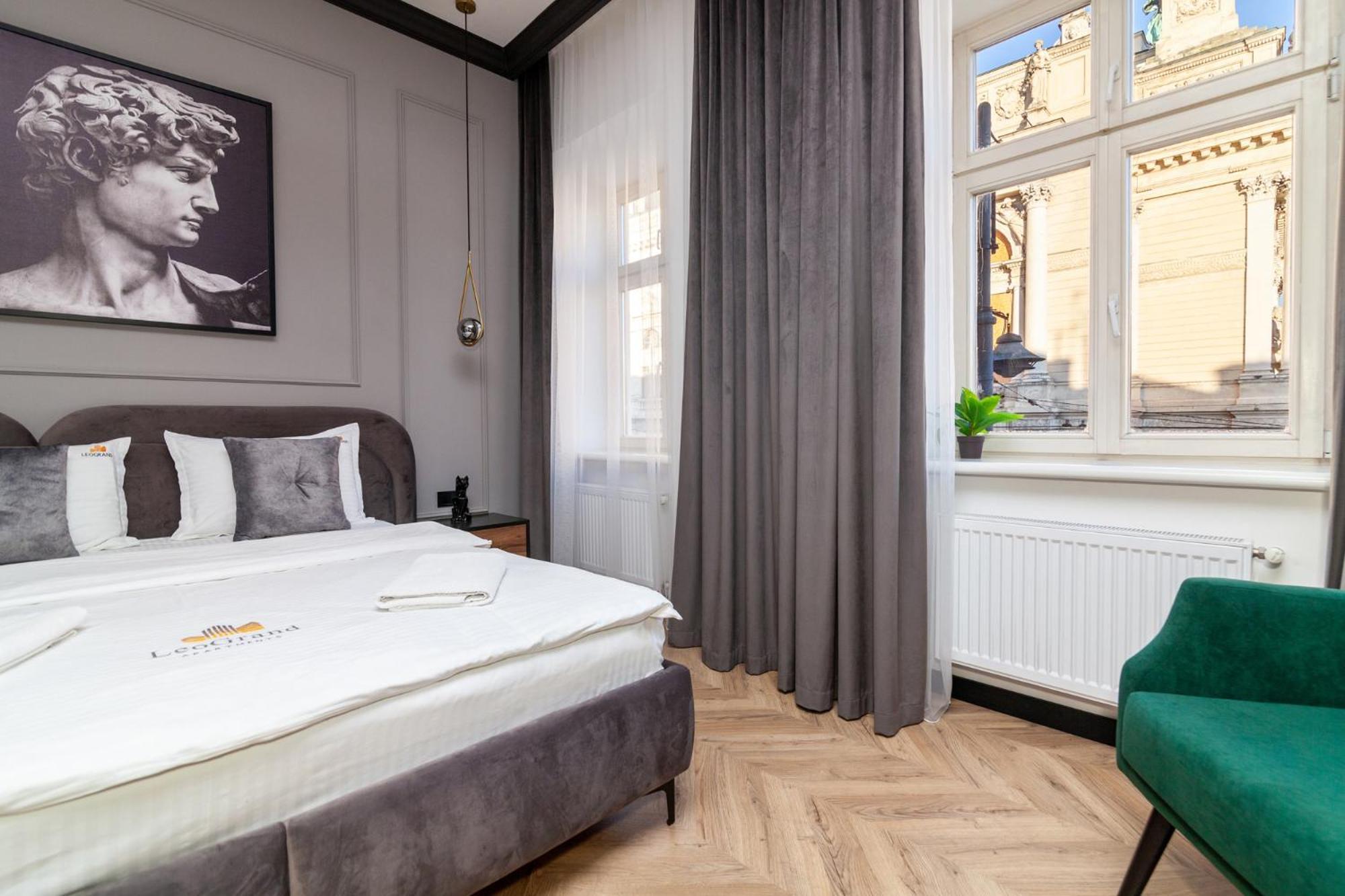 Leogrand Vip On Svobody Avenue 43 Lviv Exterior foto